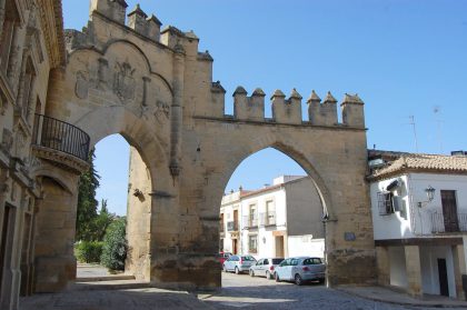 puerta at left; memorial arch on right -- see Michilen