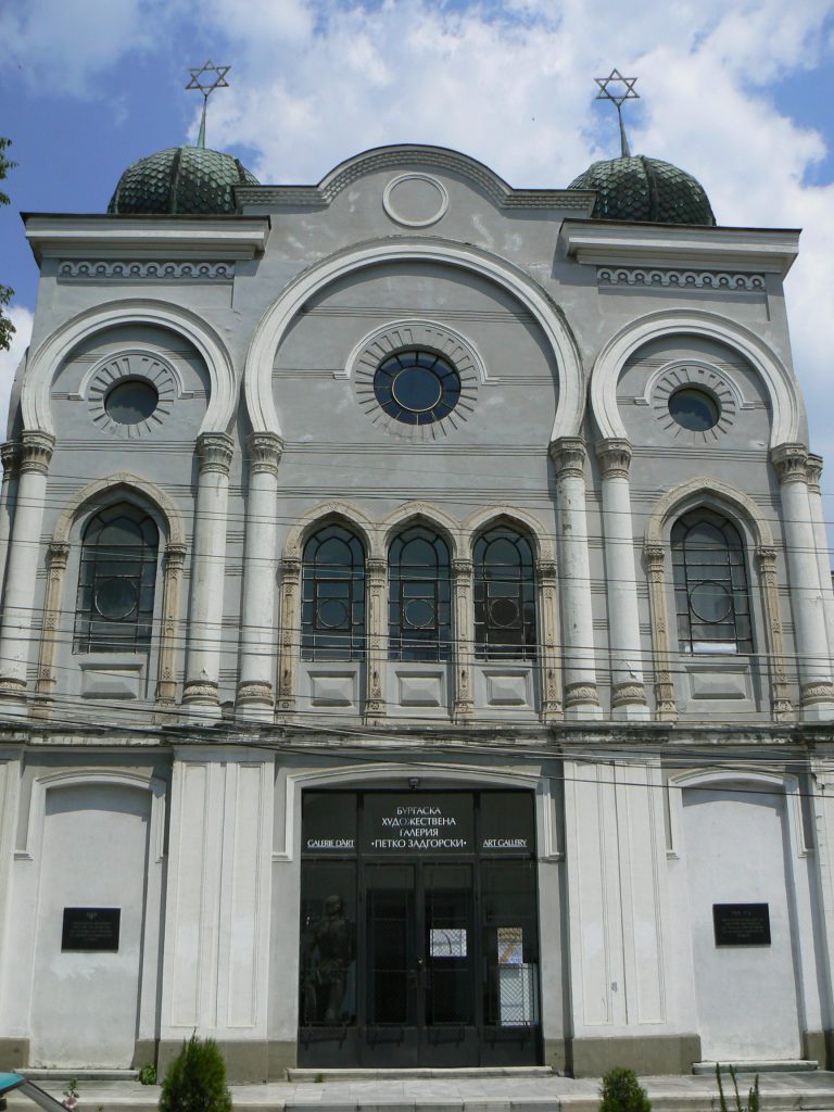 Fachada del edificio que alberga la antigua sinagoga de Burgas