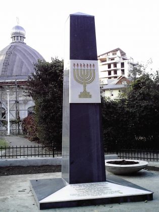 Comemorating the 1941 pogrom, the monument stands near the synagogue of Iasi