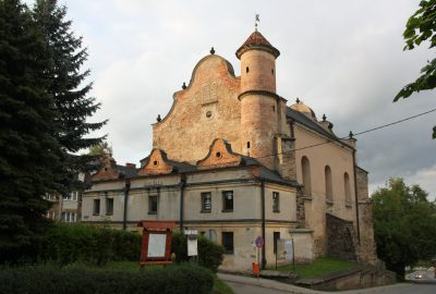 The synagogue's interior mannerist decor had been redone, as well as the eighteenth-century iron gate and aron kodesh.
