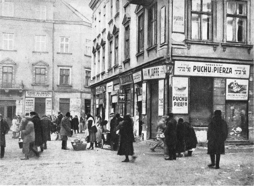 Today, you can see the remains of the Fedorovaolotaya Roza Gildene Roiz (Grand Synagogue of the Golden Rose) at the intersection of Straroevreiska and Federova streets.