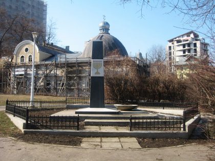 Built near the synagogue of Iasi, the monument honors the Jewish victims of the massacres