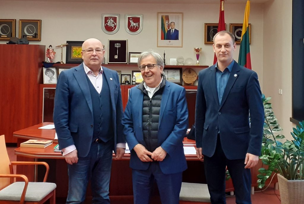 Salomon Malka and the mayor of Kaunas during the visit