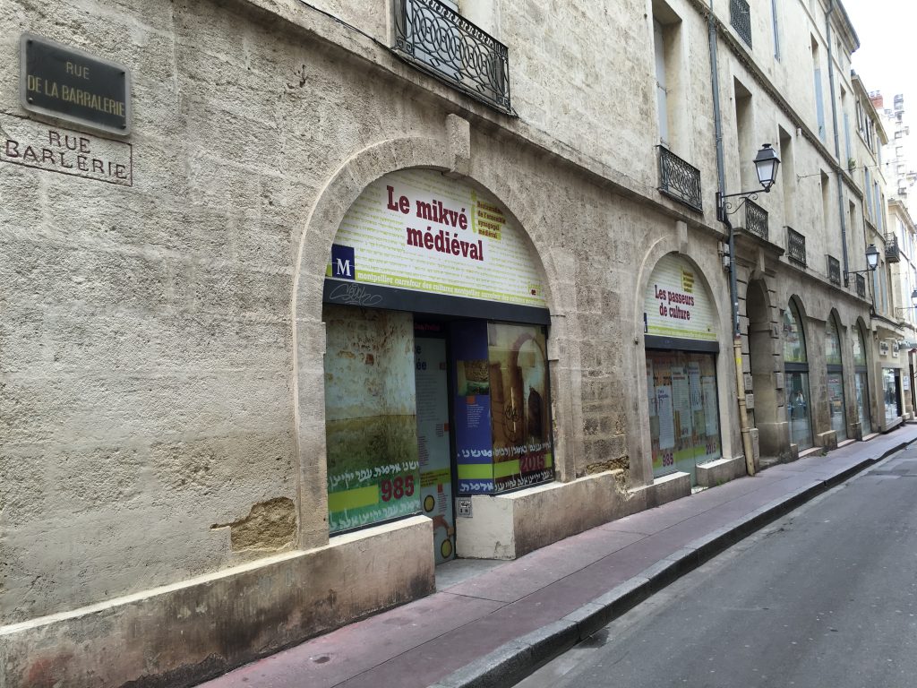 The current rue de la Barralerie is the old central street of the Jewish quarter in the seigneurial stronghold of Guilhem. The religious complex includes a place called synagogal, a house of alms (domus helemosine), a house of studies, and the medieval mikveh, which has been found and restored, all components of the Schola Judeorum