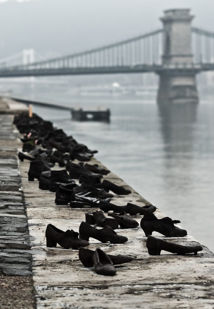 Monument with shoes facing the Danube