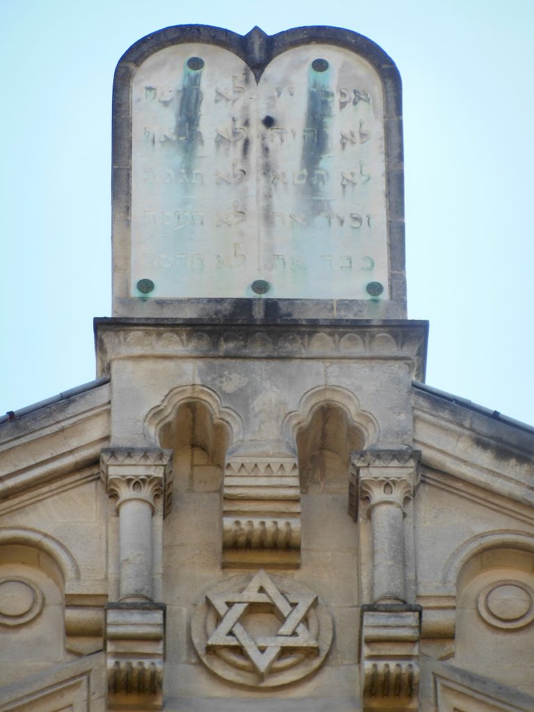 Outside view of the synagogue of Bordeaux with its scumpted 10 comandments