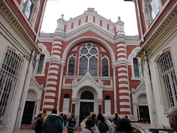 Built in 1899 by the Orthodox community of Brasov, this particularly beautiful synagogue was able to seat 800 persons