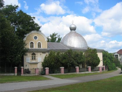 Located in the former Jewish neighborhood of Targu Cucului, she was built in 1657, it's the oldest Jewish building in Romania still active