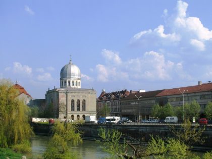 Built by David Busch, this synagogue is located on the Cris river of Oradea