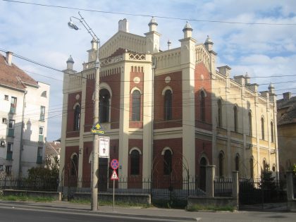 Its facade made up of red bricks gives this synagogue a Renaissance aspect which is shared with a gothic influence in its windows