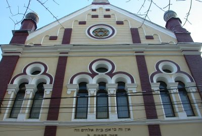 Monument representing a toursitic curiosity, welcoming visitors in this city which used to be an important hasidic center