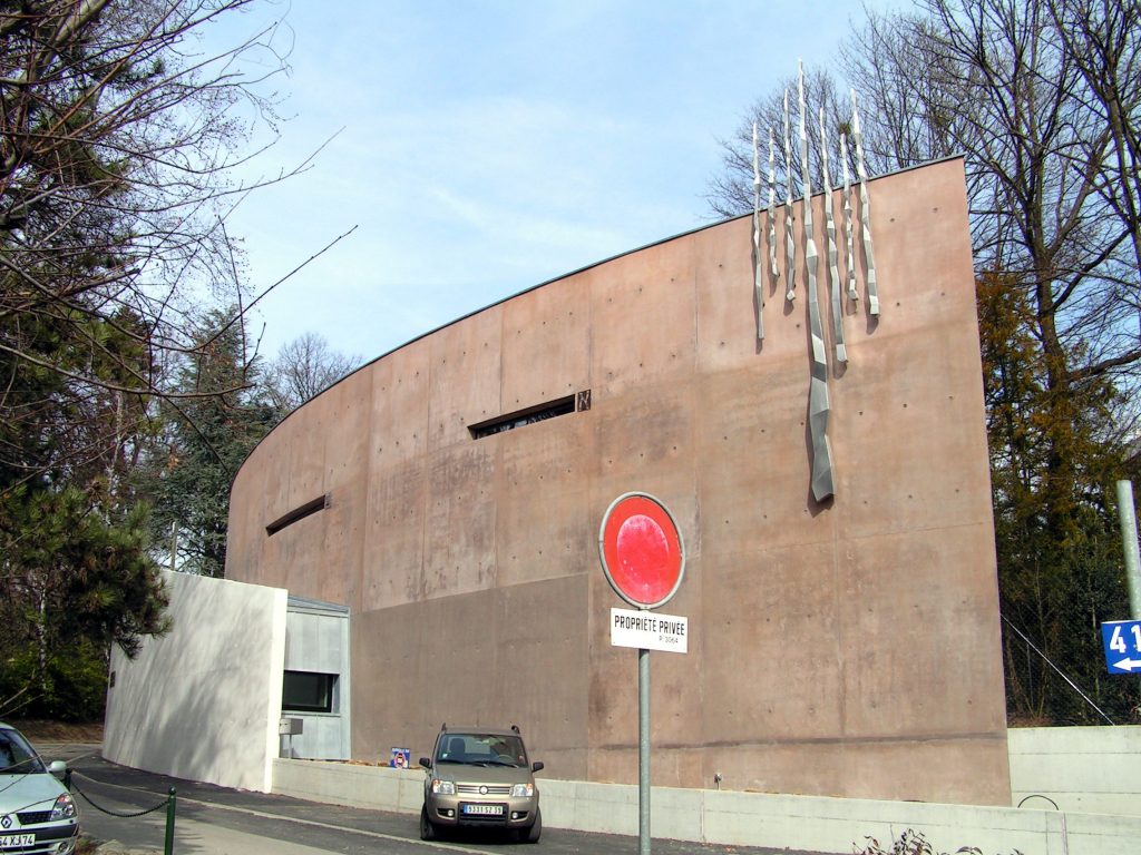 Outside view of the synagogue building in Geneva