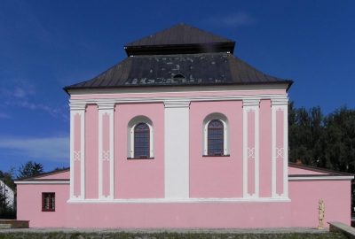 Outside view of the pink synagogue Szczebrzeszyn Miejski Dom Kultury