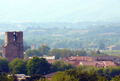 Panoramic view of the city of Trets