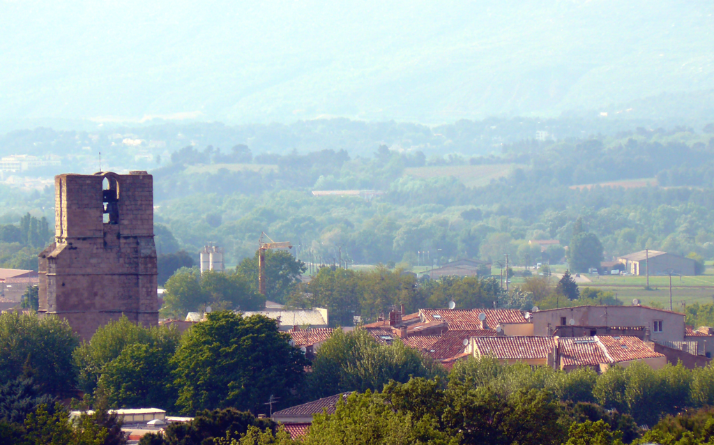 Panoramic view of the city of Trets