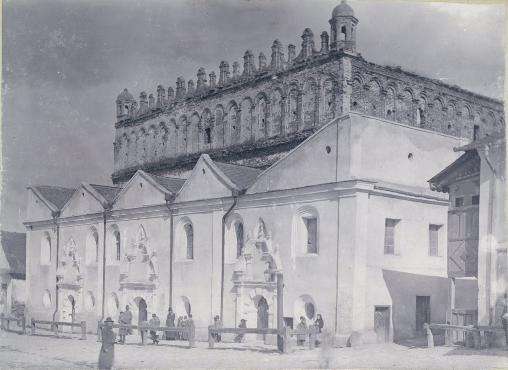 Old photo of Zolkiew's synagogue before its partial destruction