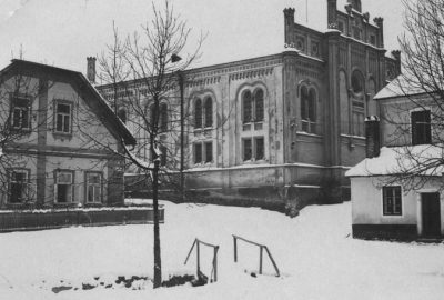 Ancient photo of the synagogue in the city of Golcuv Jenikov