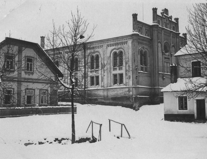 Ancient photo of the synagogue in the city of Golcuv Jenikov