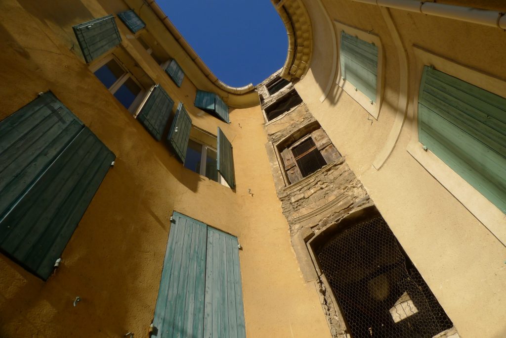 Inside view of the Beaucaire building in the Sorgue