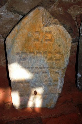 Stèle d'un cimetière juif de Polna