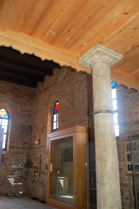 Vue intérieure de la synagogue de Polna et une colonne