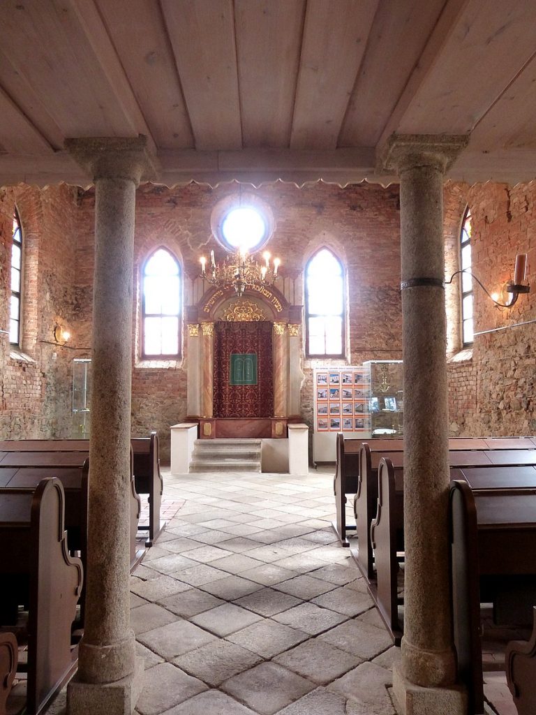Vista interior de la sinagoga de Polna con su arón