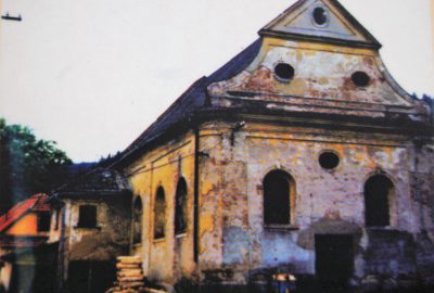 Vue extérieure de la synagogue de Lomnice
