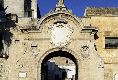 Vue de la très belle Porta Taranto à Oria