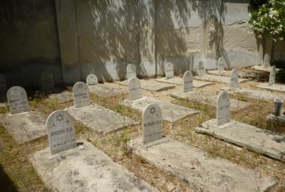Pierres tombales alignées au cimetière juif de Bari