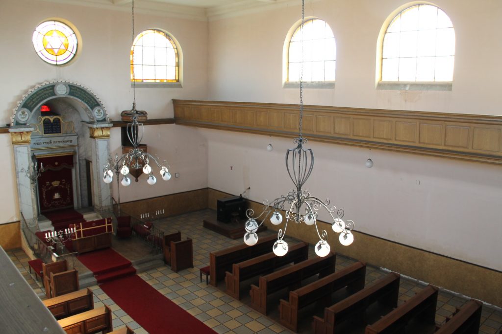 Vue intérieure de la synagogue de Brumath avec ses lustres