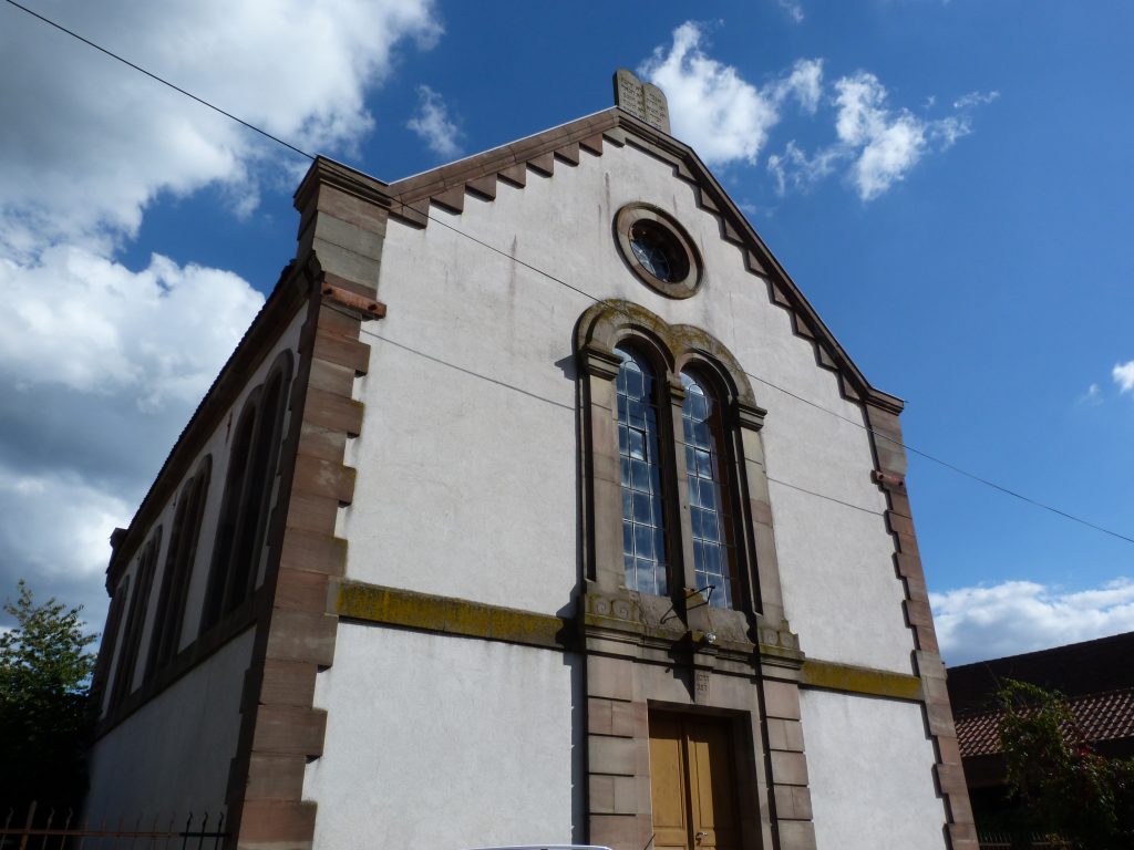 Vue extérieure de la synagogue de Diemeringen avec ses vitraux