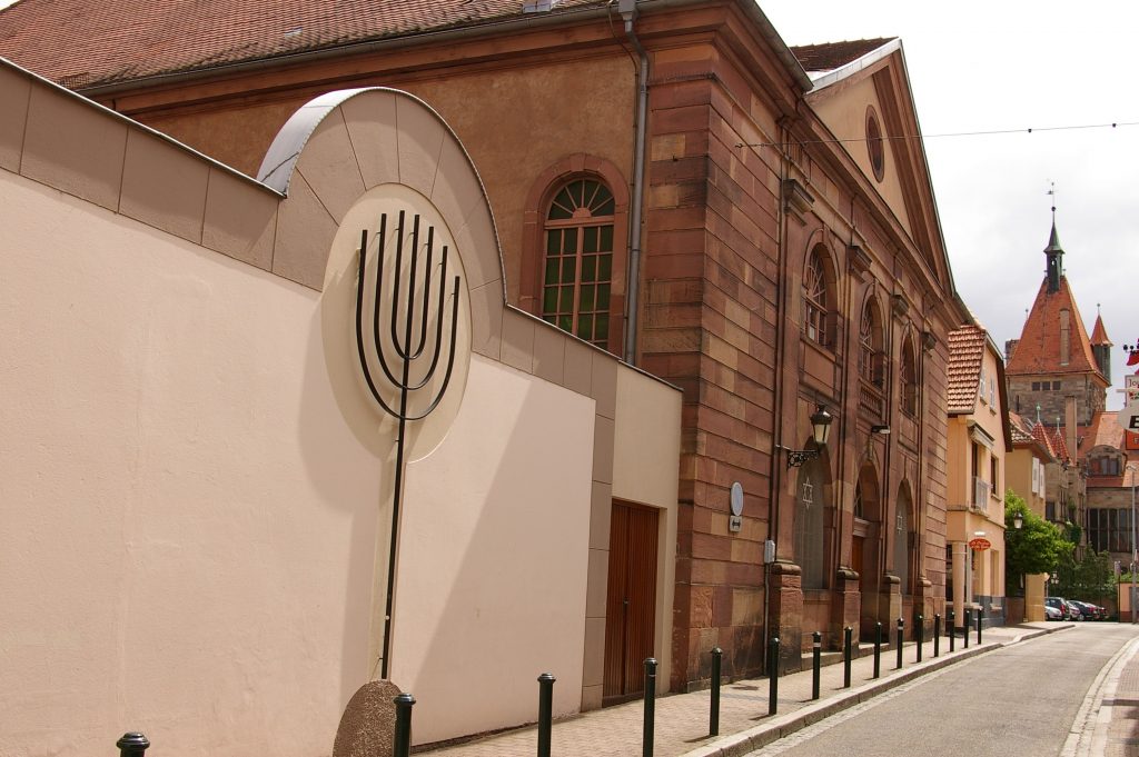 Vue extérieure de la synagogue de Haguenau avec une menorah à l'entrée