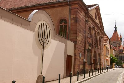 Vue extérieure de la synagogue de Haguenau avec une menorah à l'entrée
