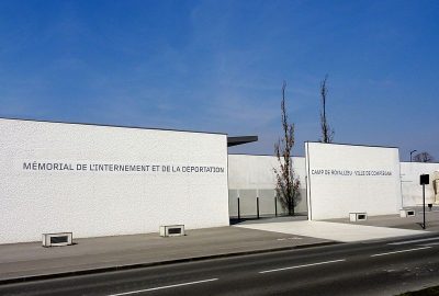 Vue de l'entrée du Mémorial de Compiègne