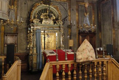 Vue intérieure de la synagogue de Cuneo avec la bimah