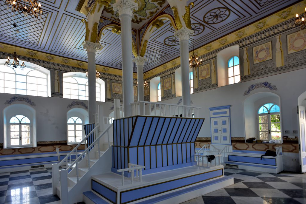 Vue intérieure de la synagogue de Yabets avec sa bimah