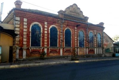 Vue extérieure de la synagogue de Belgorod et ses grandes vitres