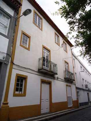la communauté de Sha’ar HaShamaim (les Portes du Paradis), qui fut établie à Ponta Delgada en 1821 par une petite communauté juive marocaine. La synagogue a été rénovée et, pendant la restauration, la geniza excavée.