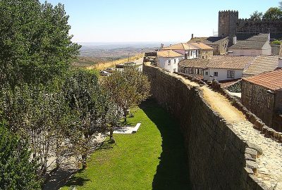 Vue de la ville de Trancoso avec la muraille autour des maisons