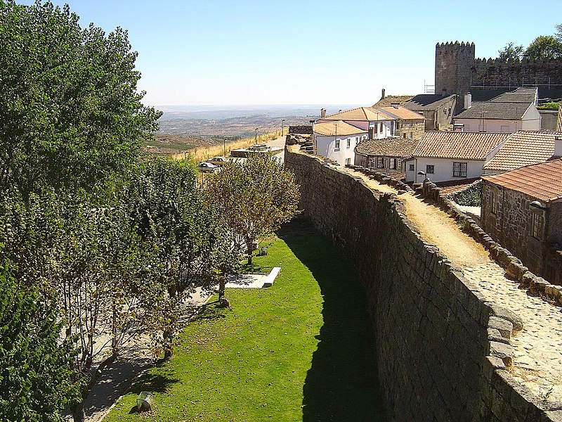 Vue de la ville de Trancoso avec la muraille autour des maisons