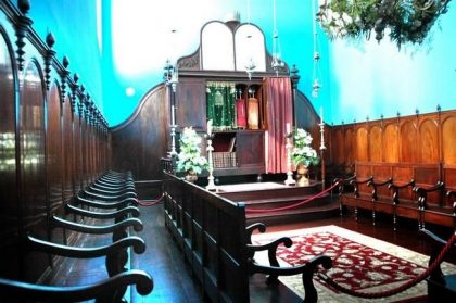 e bâtiment est étroit, et ses murs et son mobilier -dont l’Arche et la bimah- sont en bois. La synagogue restaurée accueille un musée et une bibliothèque.