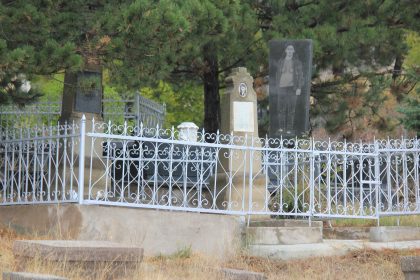Cimetière juif de la ville d'Akhaltsikhe avec des tombes protégées par un grillage