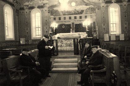 Prières à l'intérieur de la synagogue de Kutaissi