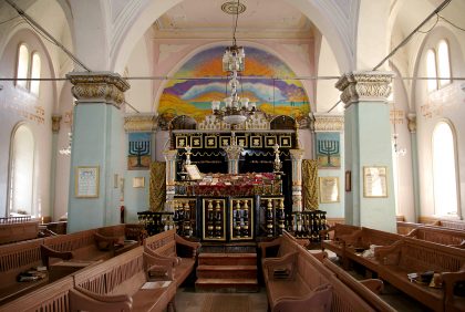 Interior of the Oni synagogue with a ceiling full of colors