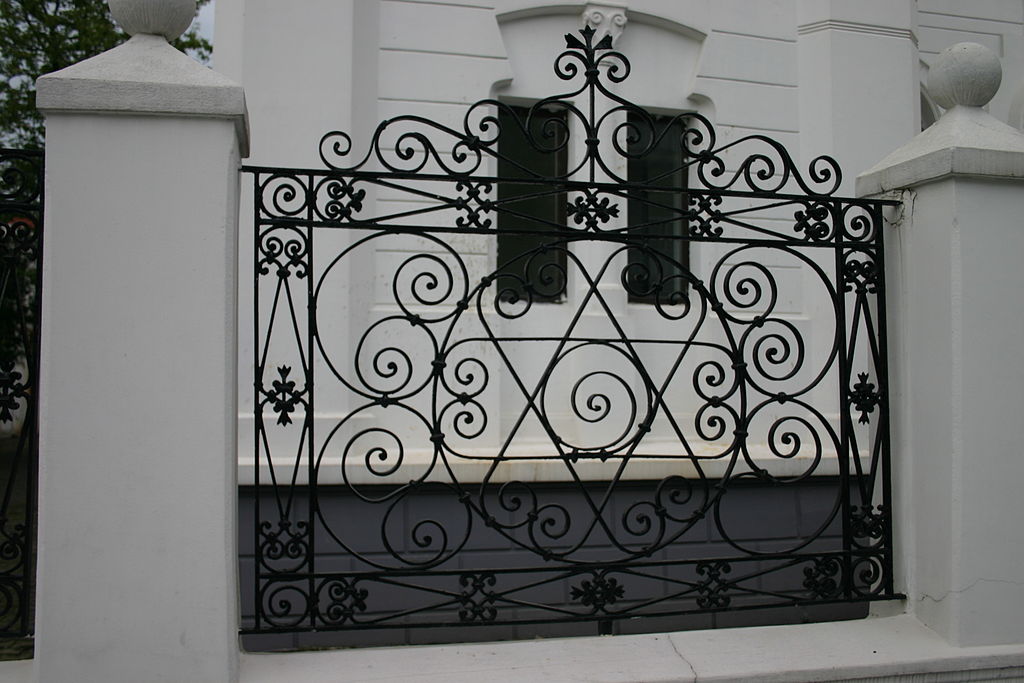 Gate of the Batumi synagogue with a maguen david