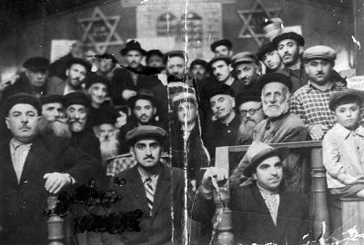 Ancient photo of worshippers at the synagogue in Gori