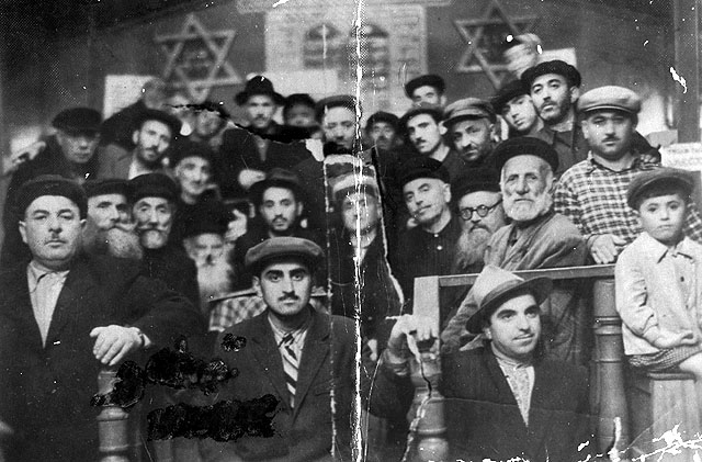 Ancient photo of worshippers at the synagogue in Gori