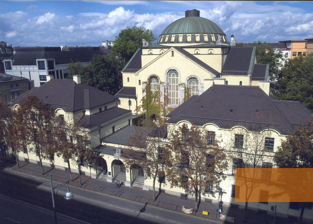 Outside view of the augsburg synagogue with its dome