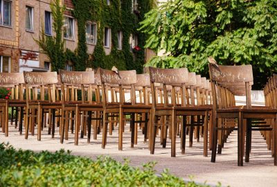 Chaises du Mémorial de la Shoah de la ville de Leipzig