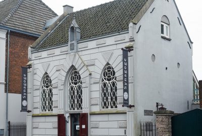 La communauté deVue extérieure de la synagogue de VeghelVeghel ouvre sa synagogue sur Achterdijk, l’actuelle Deken van Miertstraat, en 1832. La synagoguee st restaurée en 1866 grâce à une subvention du conseil municipal. La synagogue est de nouveau rénovée en 1930 et en 1938.